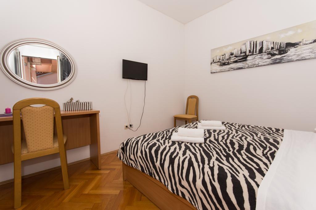 Guest House Mamut Kastela Bagian luar foto