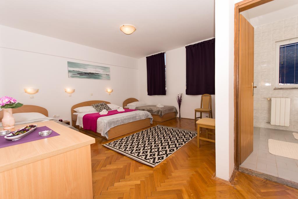 Guest House Mamut Kastela Bagian luar foto
