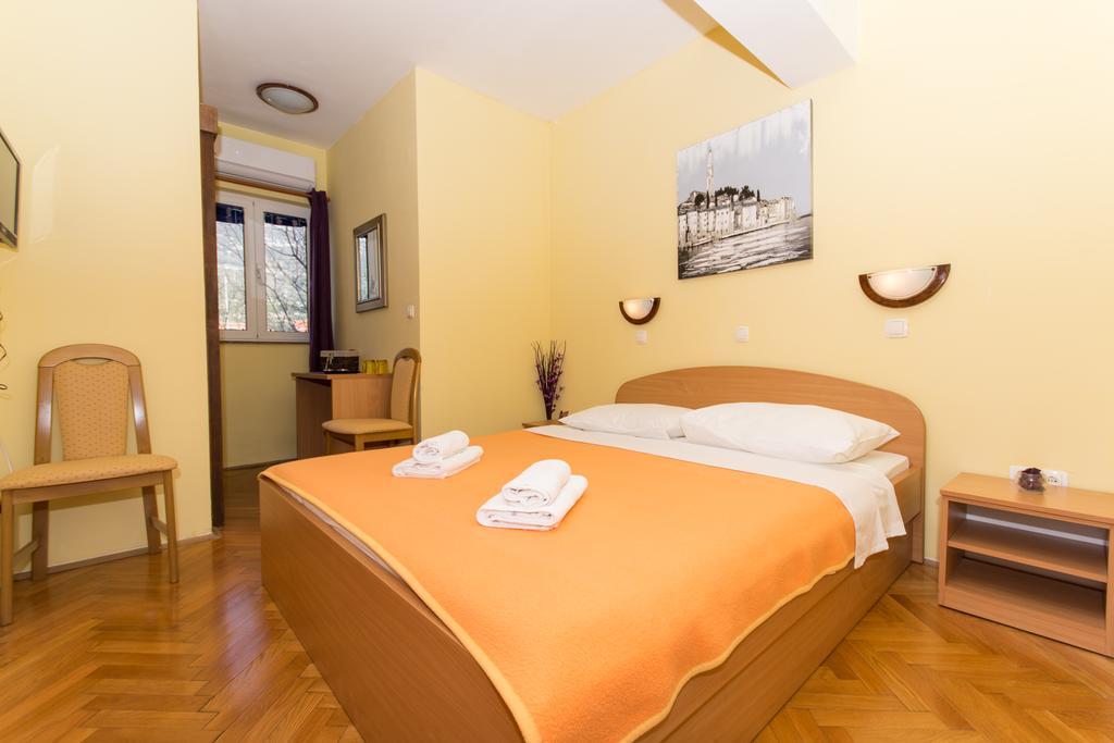 Guest House Mamut Kastela Bagian luar foto