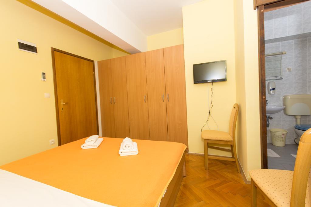 Guest House Mamut Kastela Bagian luar foto