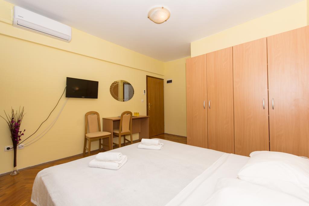 Guest House Mamut Kastela Bagian luar foto