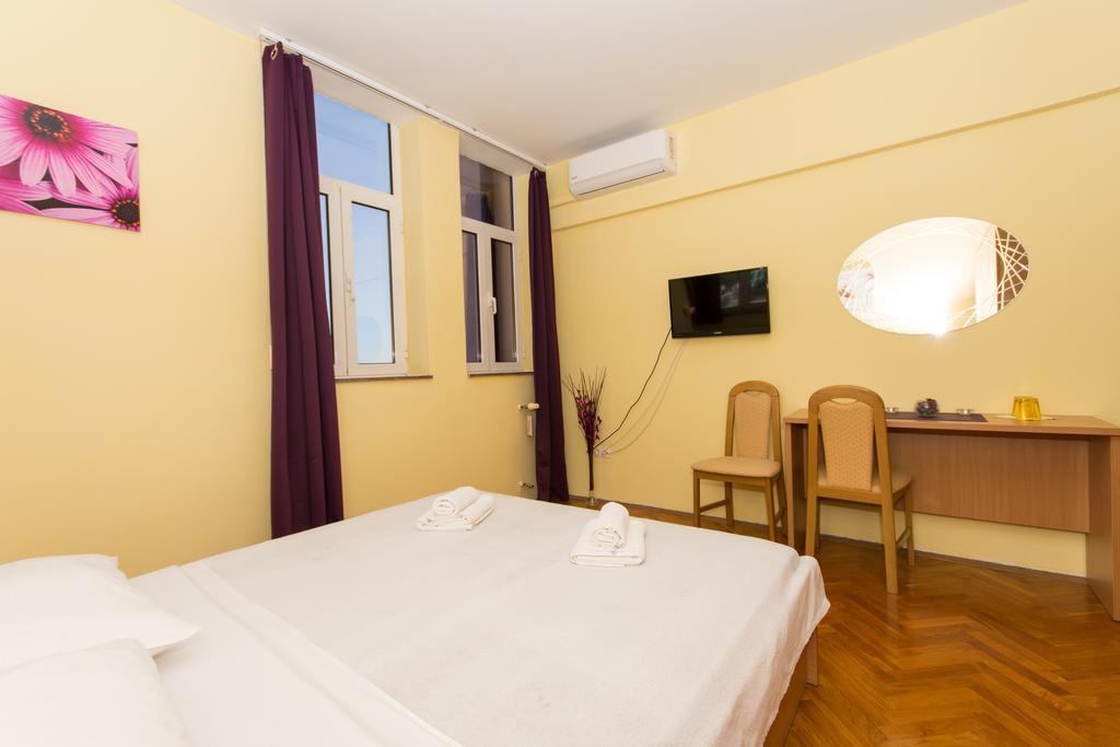 Guest House Mamut Kastela Bagian luar foto