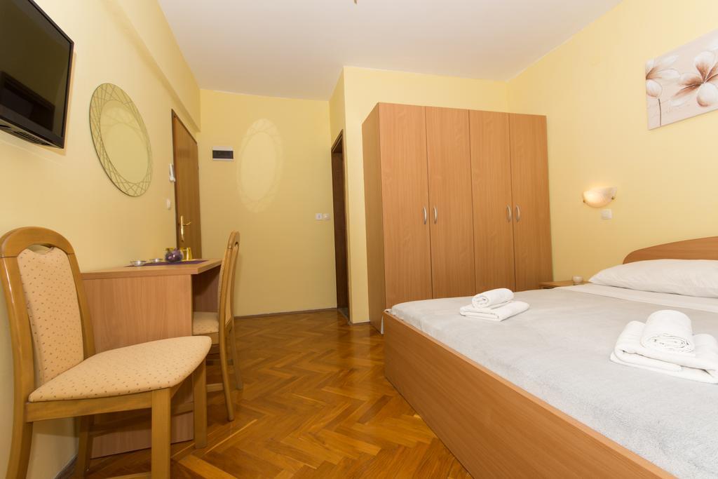 Guest House Mamut Kastela Bagian luar foto