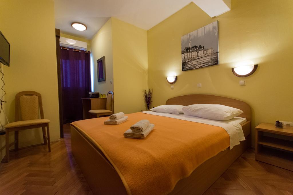 Guest House Mamut Kastela Bagian luar foto