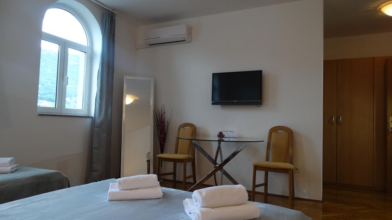 Guest House Mamut Kastela Bagian luar foto