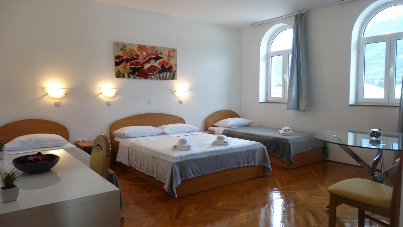 Guest House Mamut Kastela Bagian luar foto